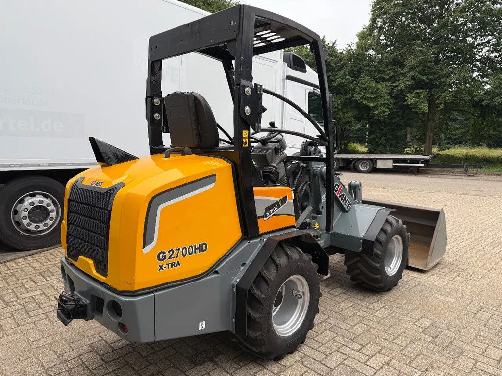 Giant G2700
