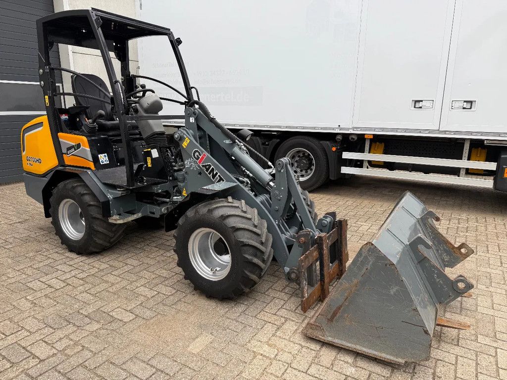 Giant G2700
