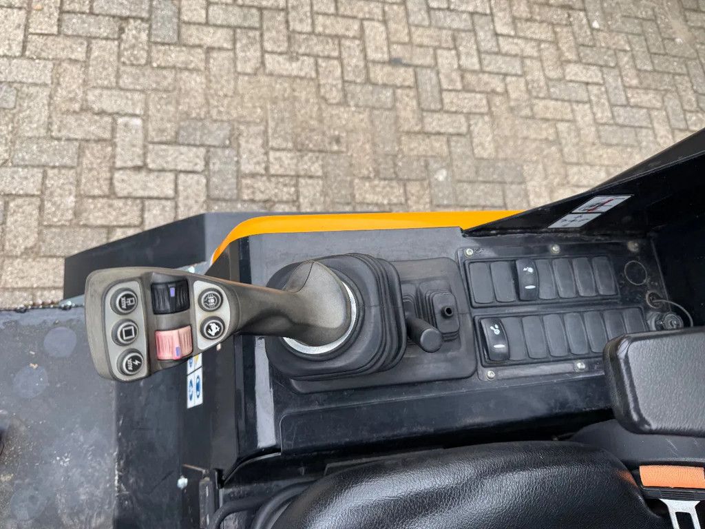 Giant G2700