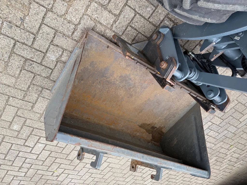 Giant G2700