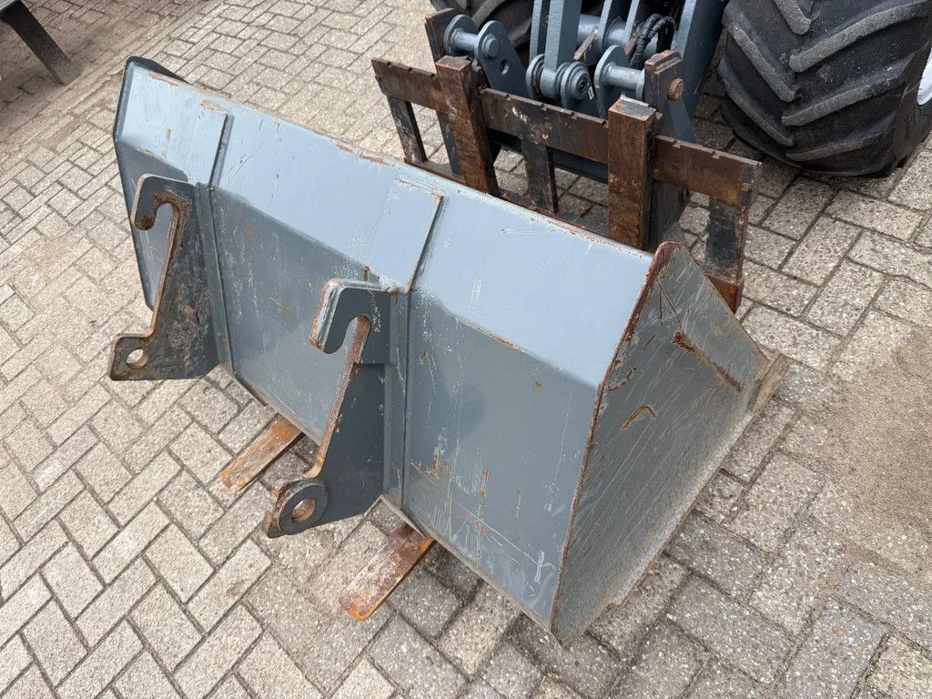 Giant G2700