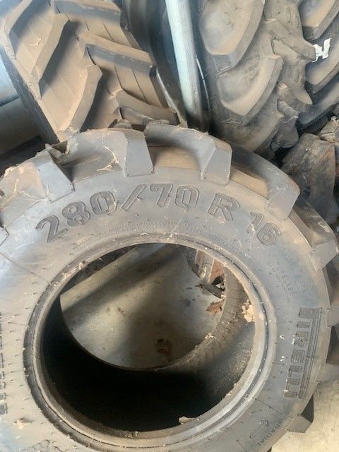 Banden 280 / 70 R16 2 stuks
