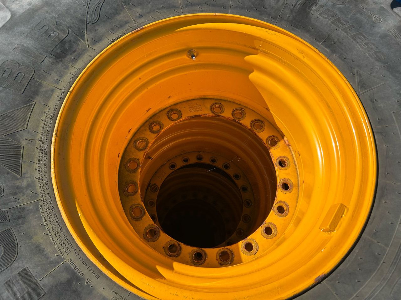 Set Michelin 620/75R26 op JCB velg 19 gaats
