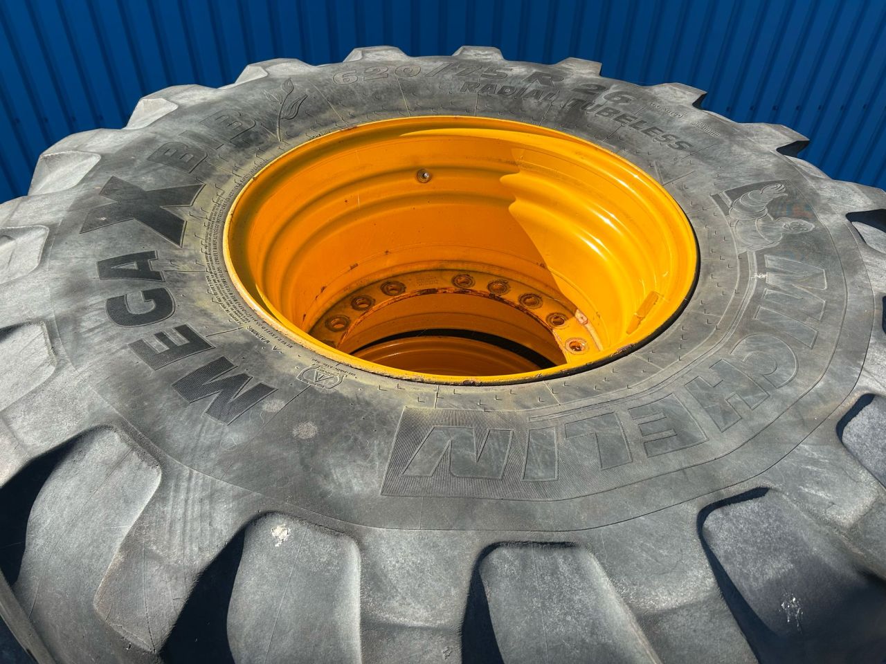 Set Michelin 620/75R26 op JCB velg 19 gaats