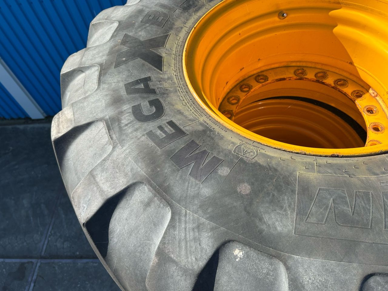 Set Michelin 620/75R26 op JCB velg 19 gaats