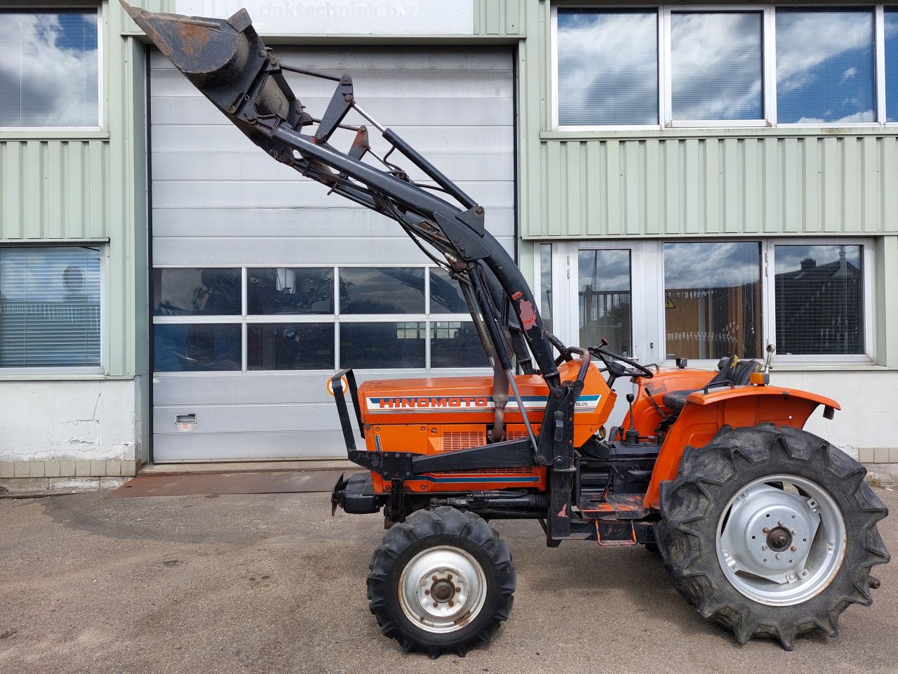 Hinomoto E2804 met voorlader 35 PK