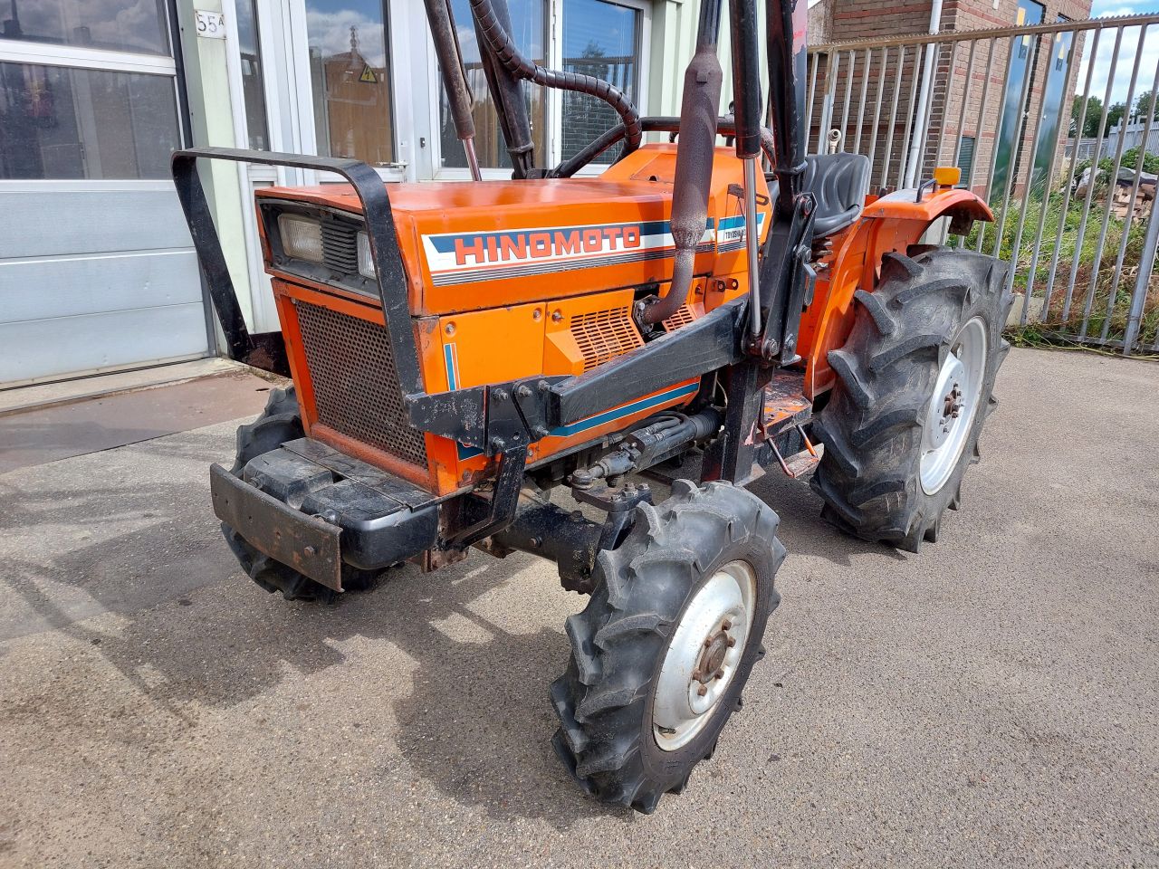 Hinomoto E2804 met voorlader 35 PK