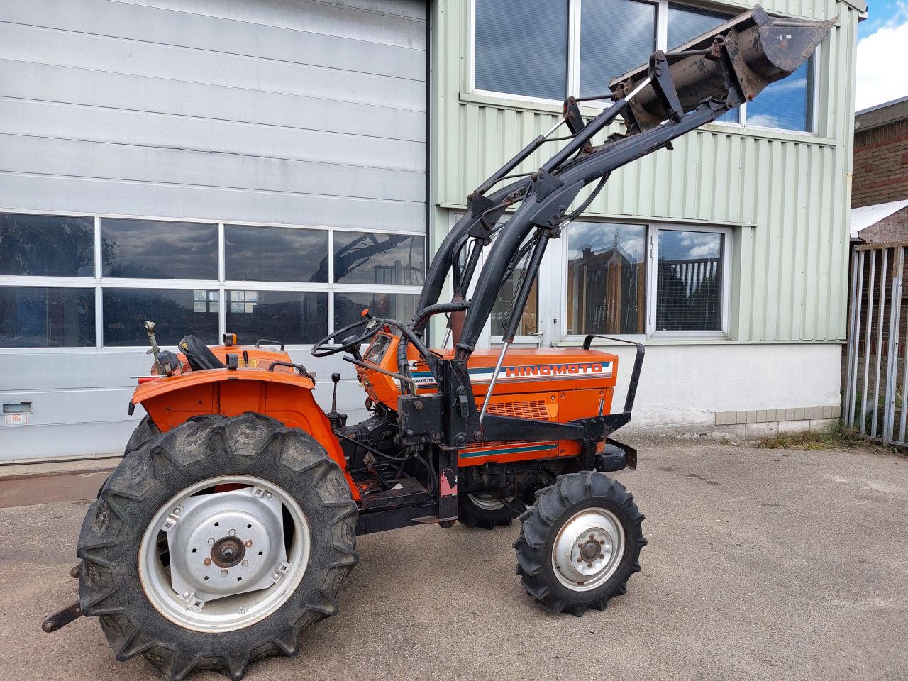 Hinomoto E2804 met voorlader 35 PK