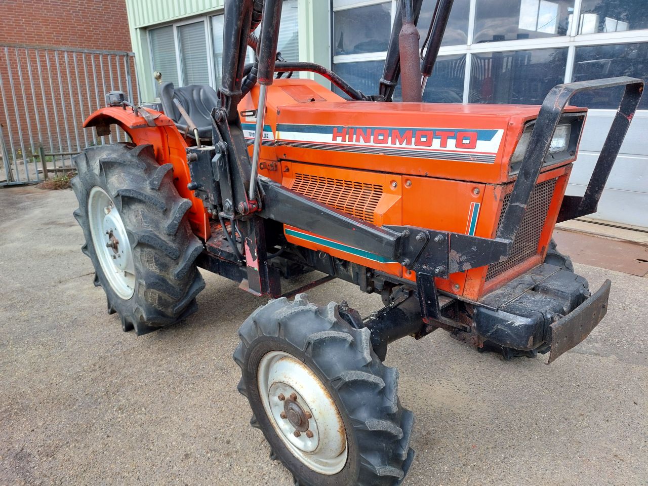 Hinomoto E2804 met voorlader 35 PK