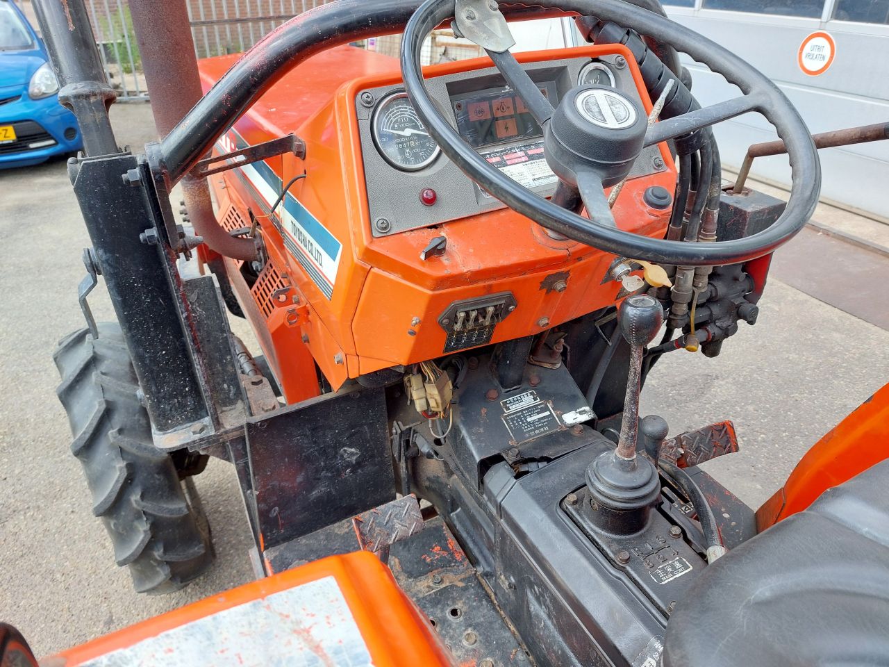 Hinomoto E2804 met voorlader 35 PK