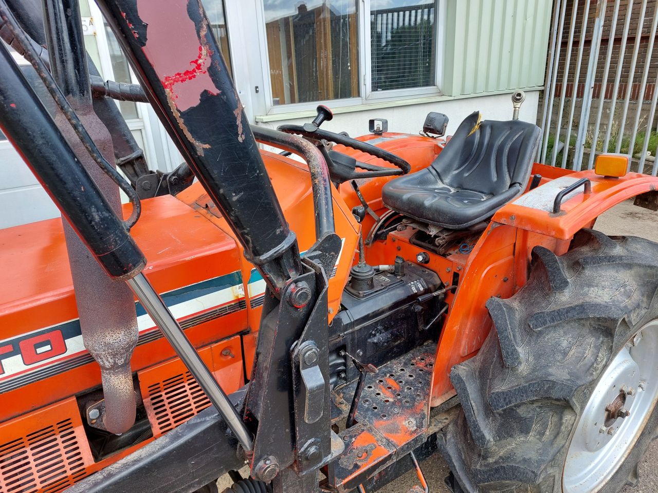 Hinomoto E2804 met voorlader 35 PK