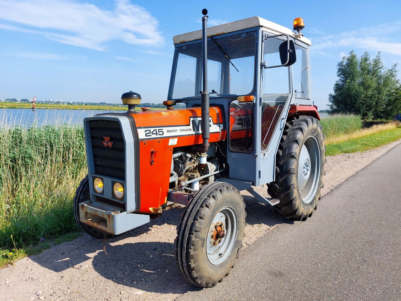Massey Ferguson 245