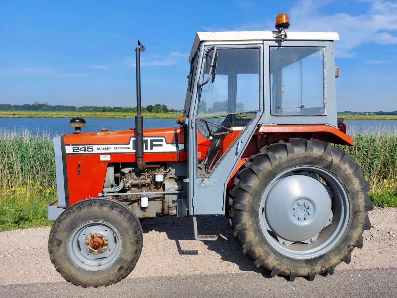 Massey Ferguson 245