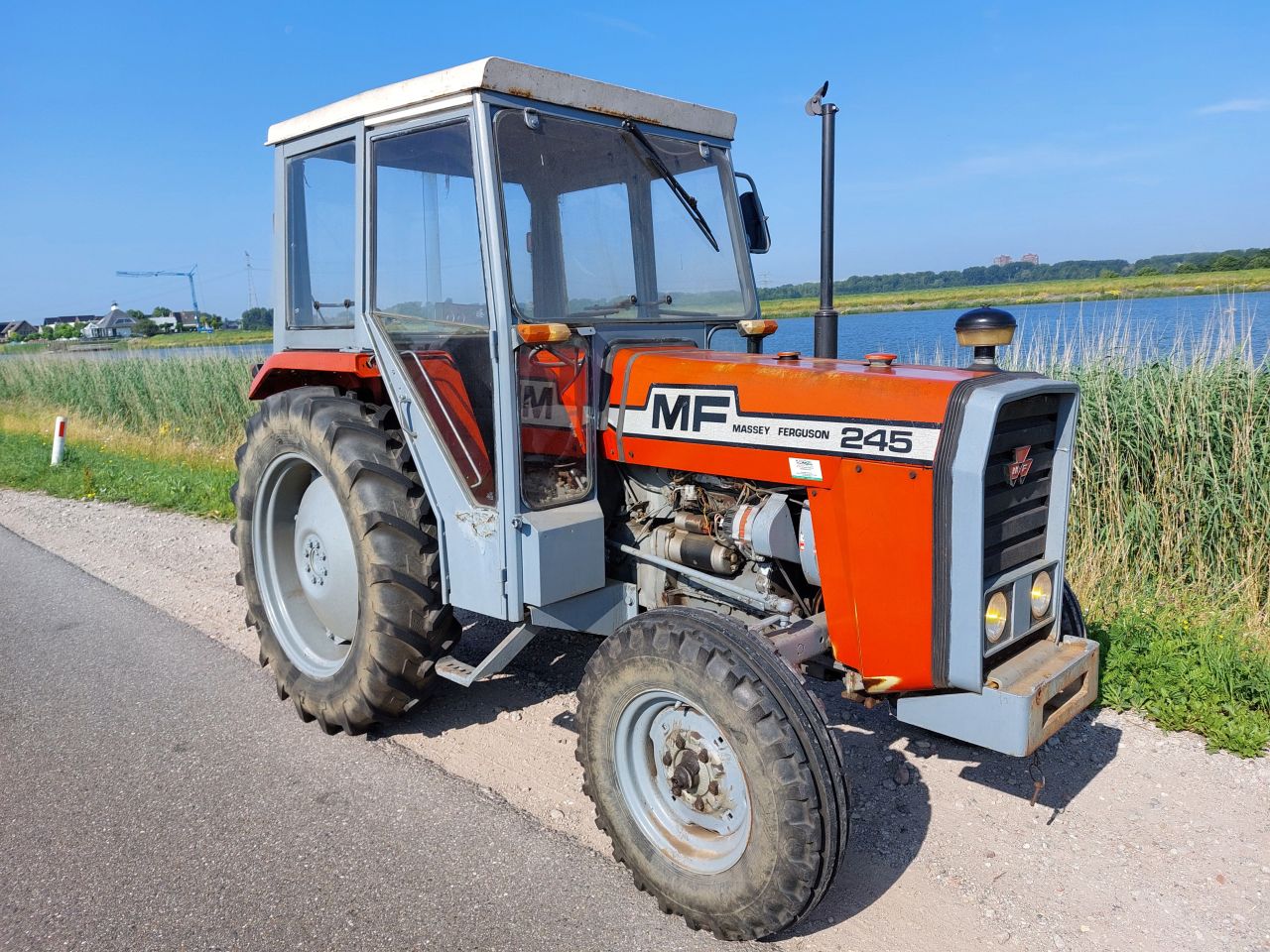 Massey Ferguson 245