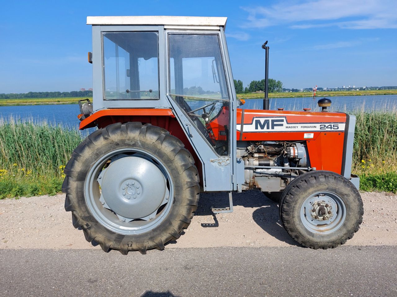 Massey Ferguson 245