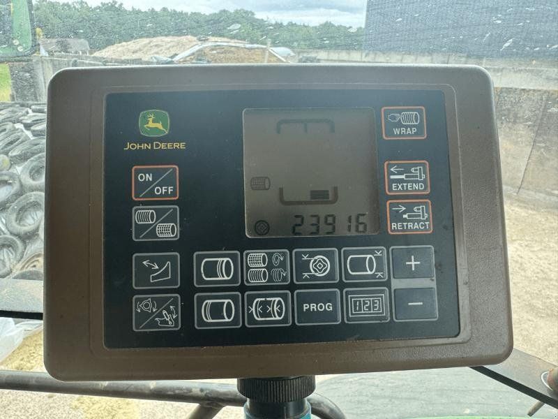 John Deere 864