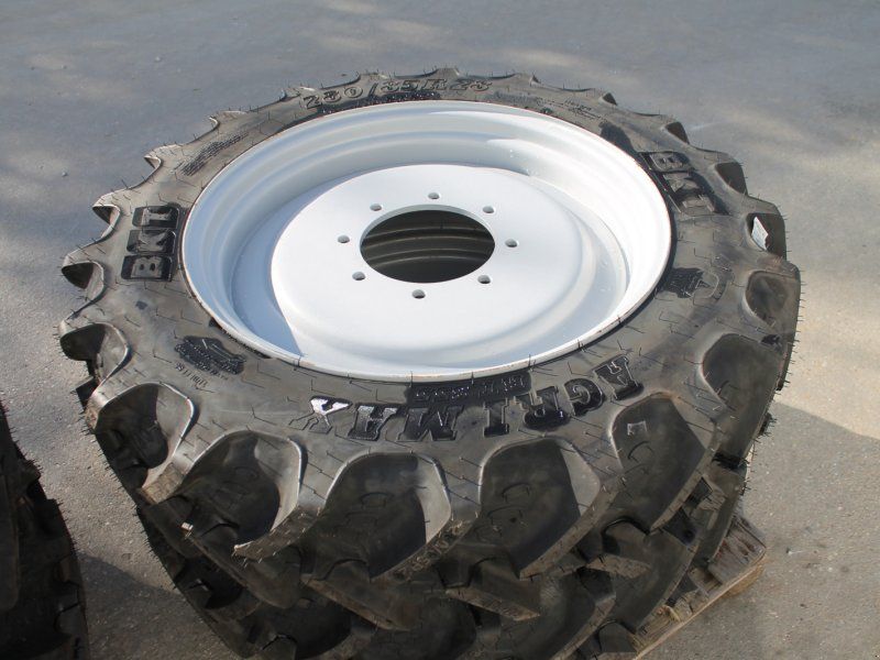 BKT 280/85 R28 + 320/85 R38