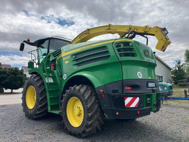 John Deere 8600 mit Kemper 460 StalkBuster und 639 PickUp