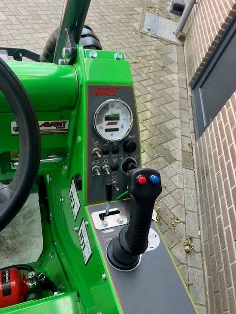 AVANT 423 minishovel met gewicht 1080 kgs