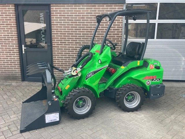 AVANT 423 minishovel met gewicht 1080 kgs