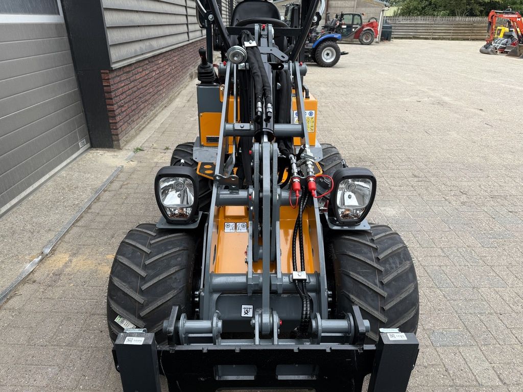 Giant G1200 minishovel / kniklader NIEUW €400 LEASE
