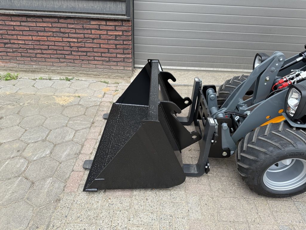 Giant G1200 minishovel / kniklader NIEUW €400 LEASE