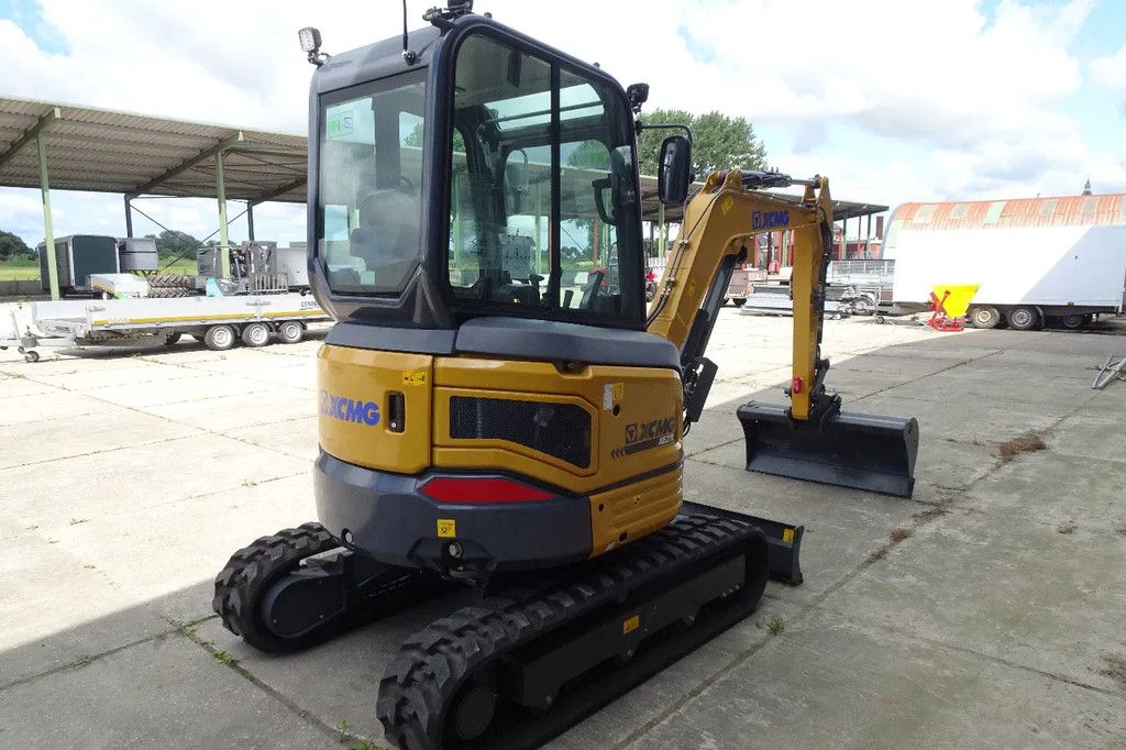 XCMG XE27E Midikraan