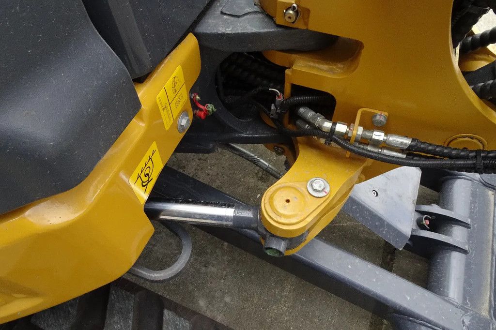 XCMG XE27E Midikraan