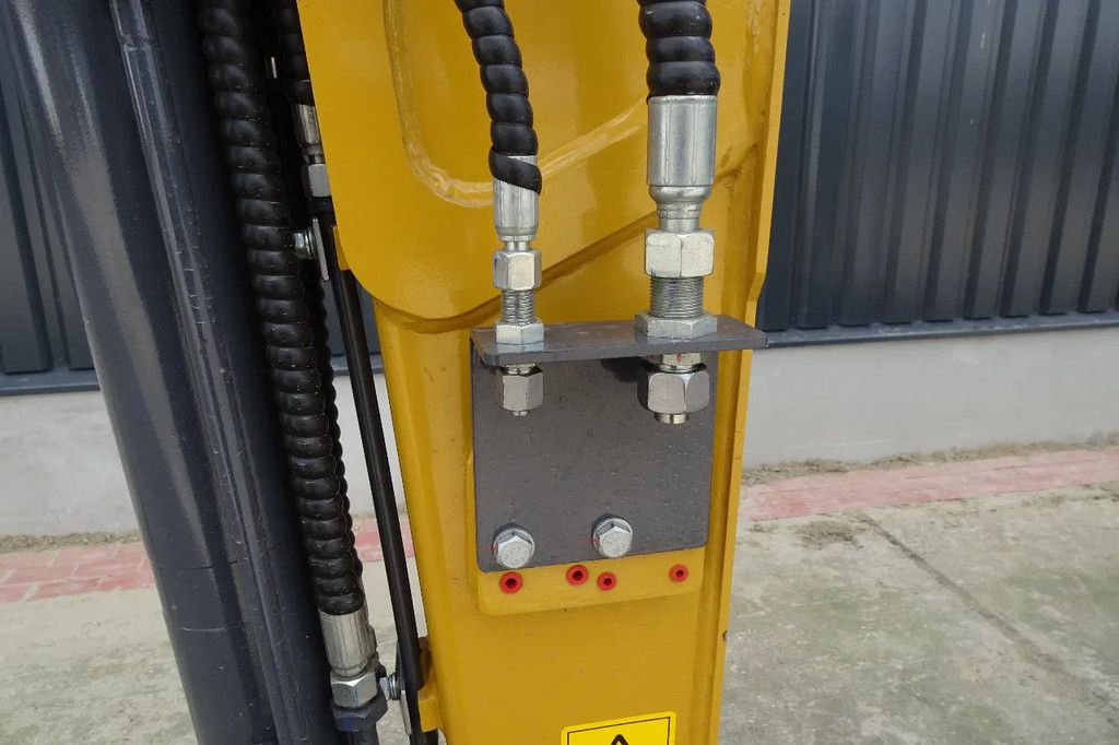 XCMG XE27E Midikraan