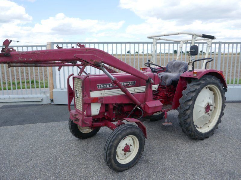 IHC 353 mit Frontlader. Erst 4487 Std. Echt guter Zustand!