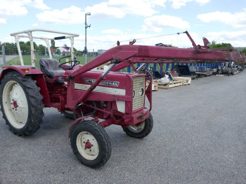 IHC 353 mit Frontlader. Erst 4487 Std. Echt guter Zustand!