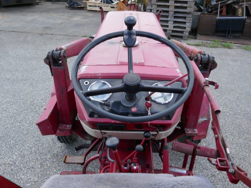 IHC 353 mit Frontlader. Erst 4487 Std. Echt guter Zustand!