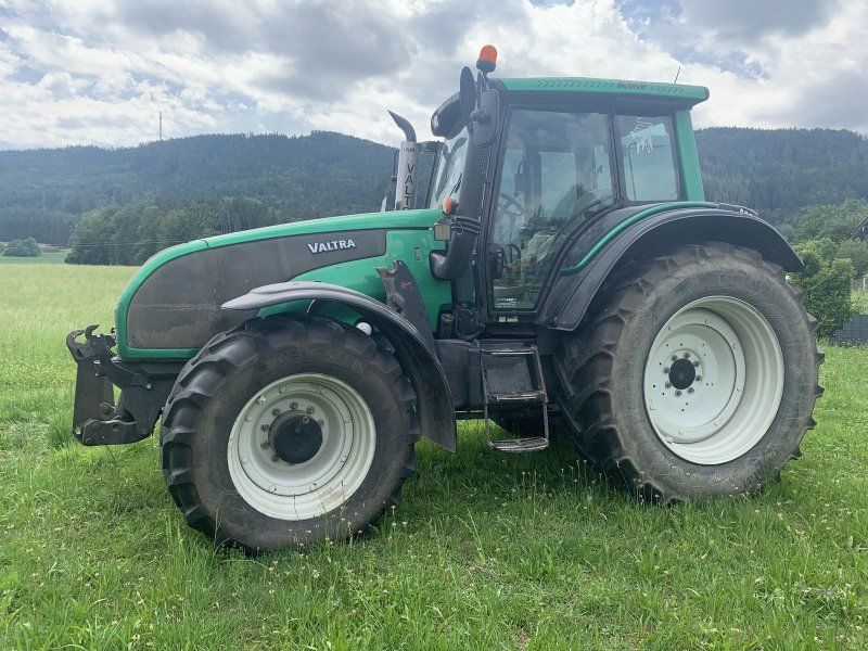 Valtra T171HiTech mit Frontlader Hauer POM-VX150