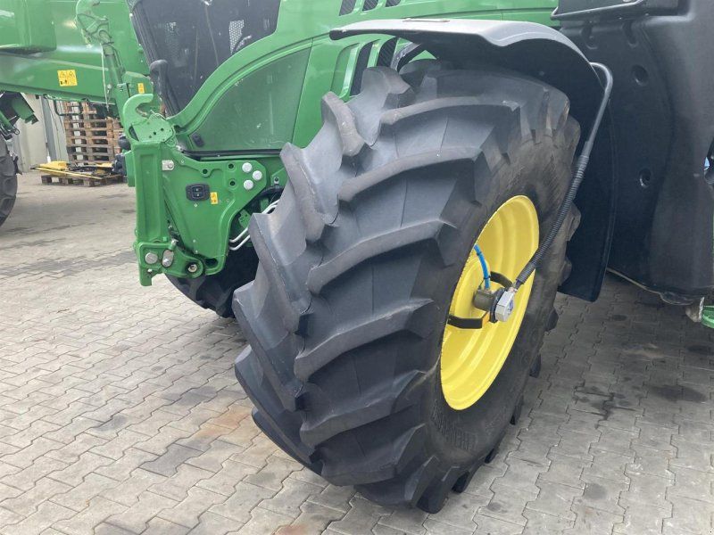 John Deere 6215R