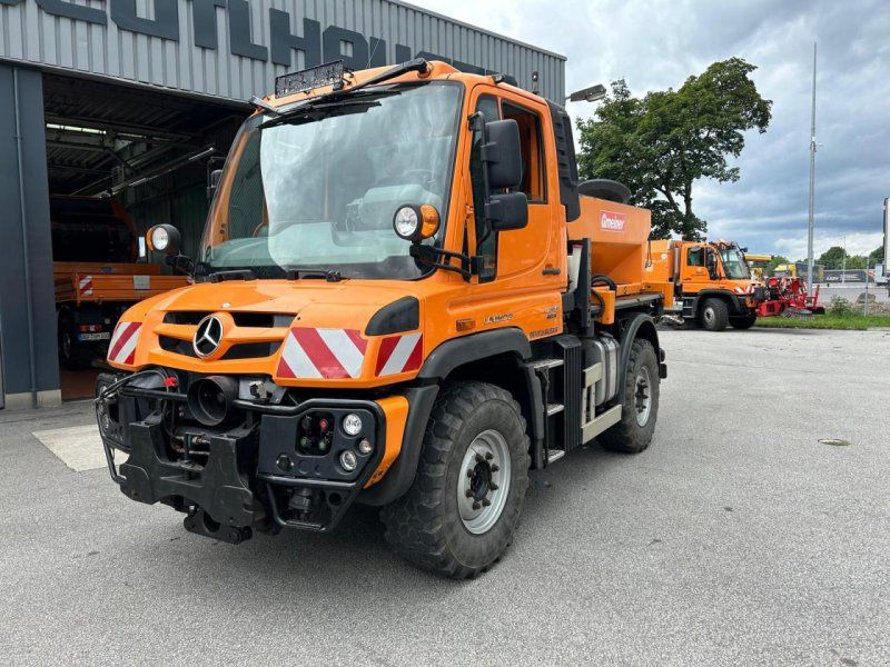 Mercedes-Benz Unimog U 318 mit Gmeiner Streuer STA 2500 TC