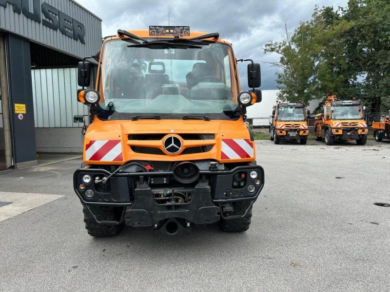 Mercedes-Benz Unimog U 318 mit Gmeiner Streuer STA 2500 TC