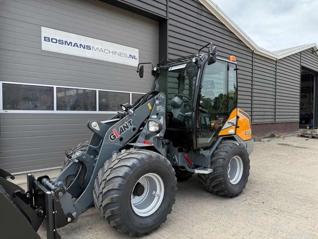 Giant G3500 shovel NIEUW met cabine