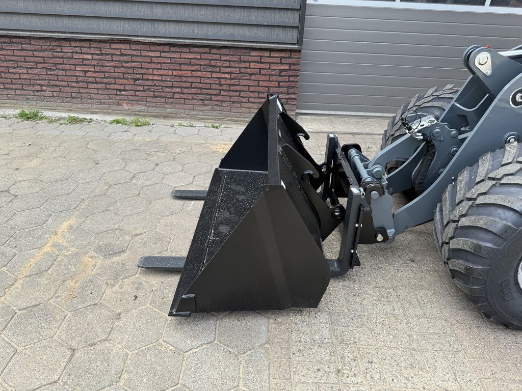 Giant G3500 shovel NIEUW met cabine