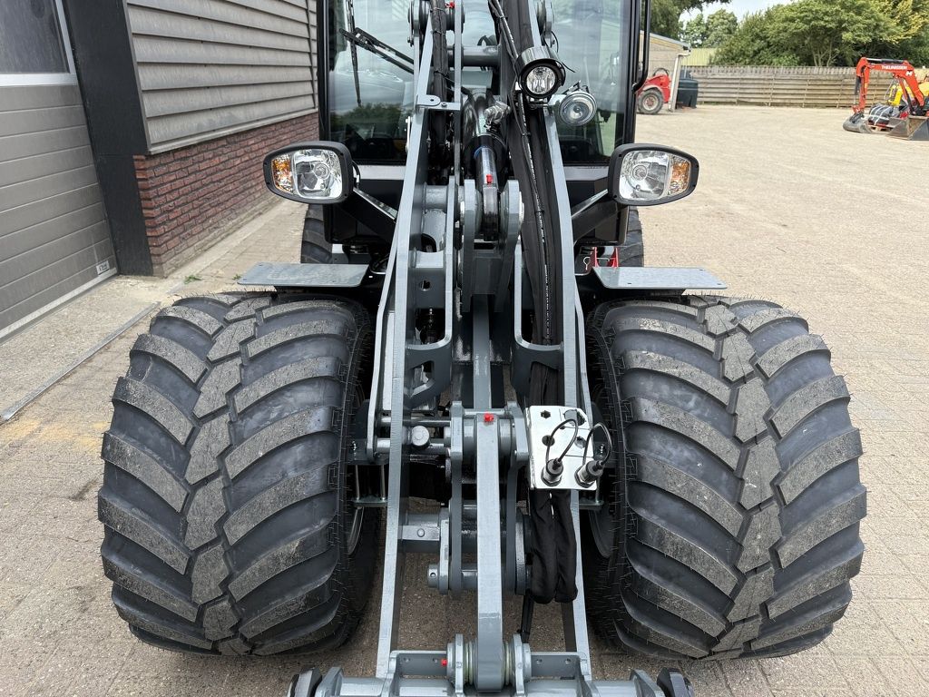 Giant G3500 shovel NIEUW met cabine