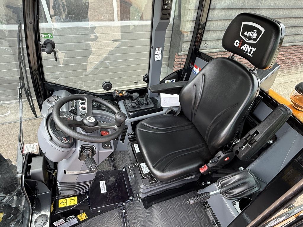 Giant G3500 shovel NIEUW met cabine