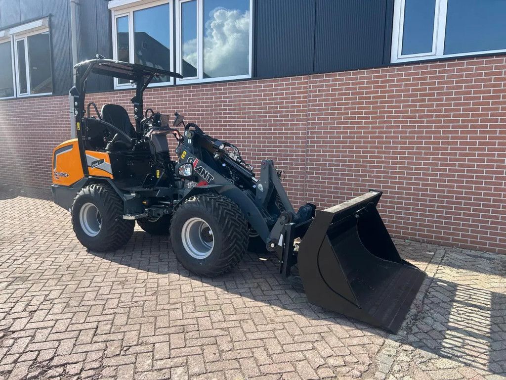 Giant G2700