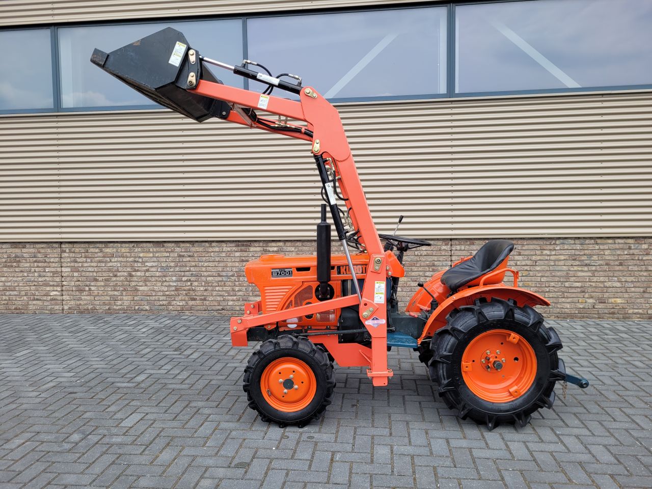 Kubota b7001