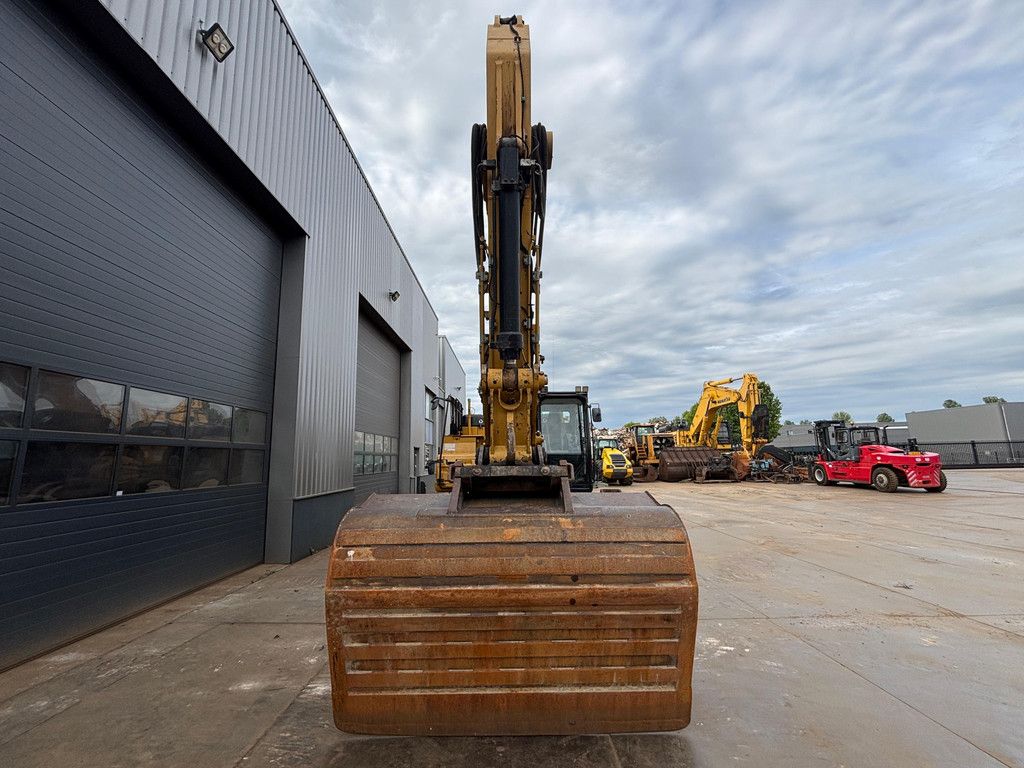 Caterpillar 330FL