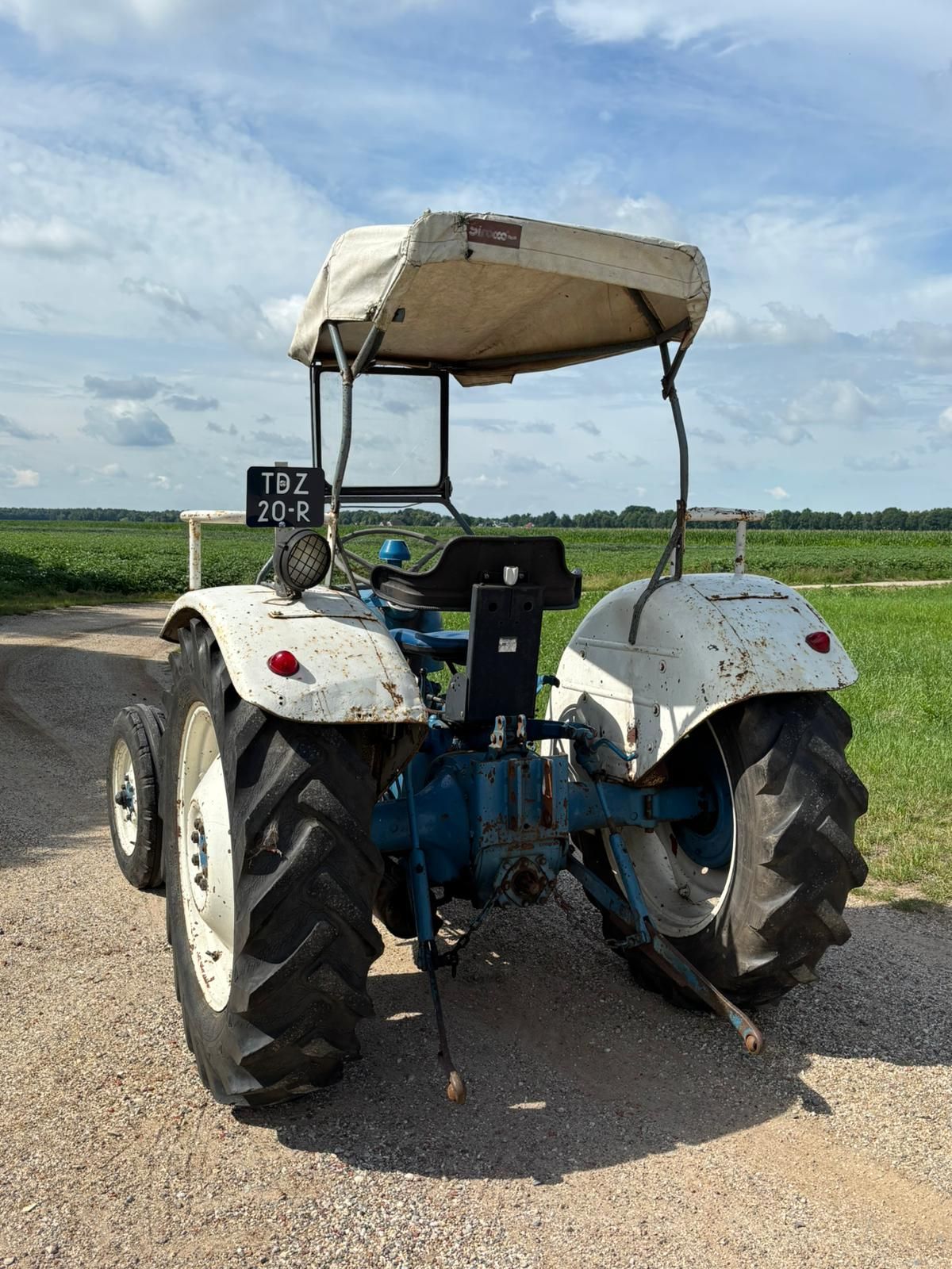 Fordson Dexta met scirocco pet