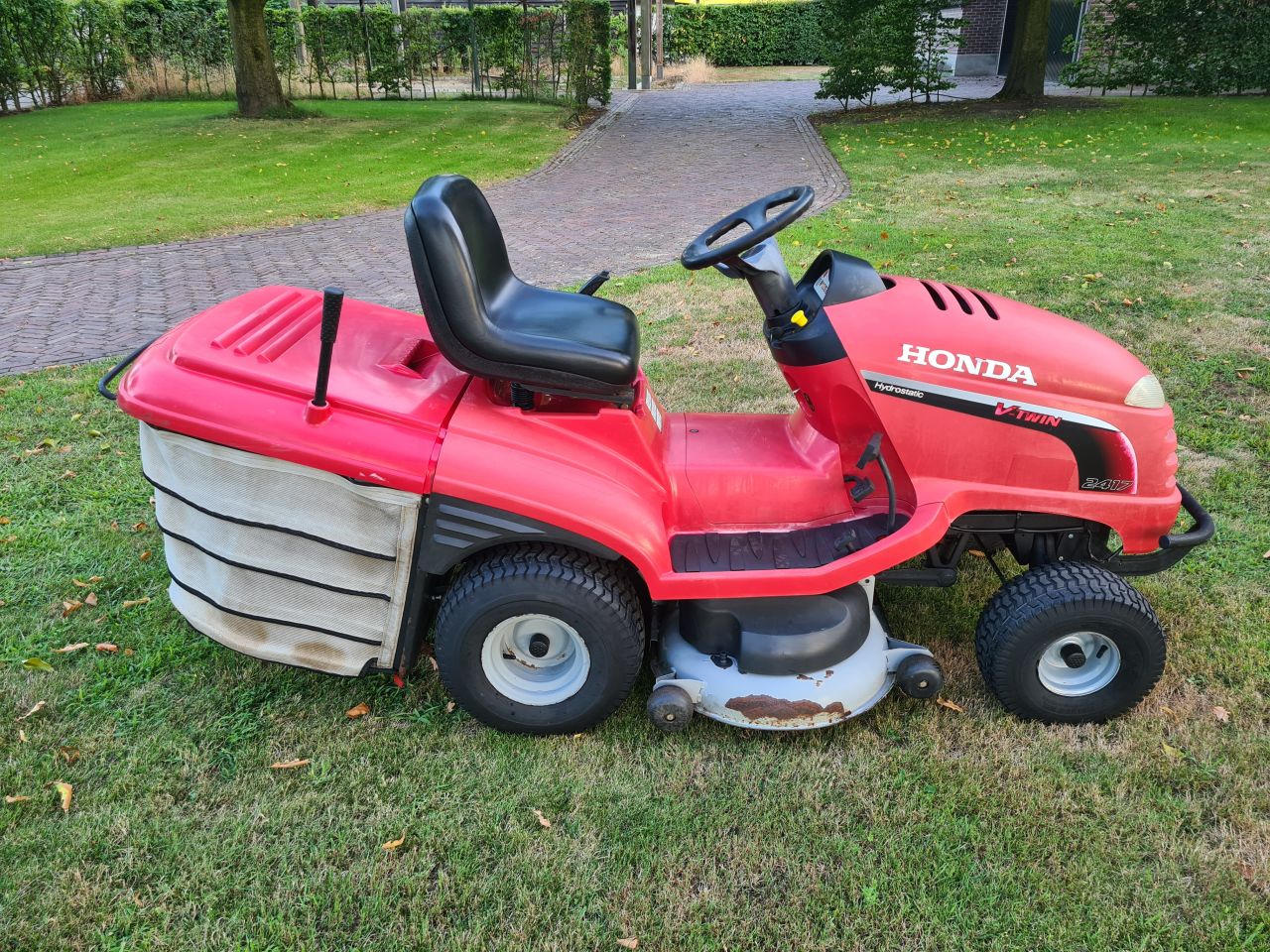 Honda HF 2417 zitmaaier met opvangbak.
