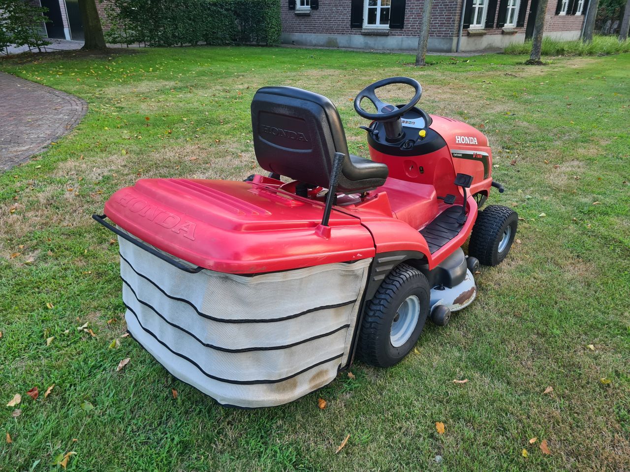 Honda HF 2417 zitmaaier met opvangbak.