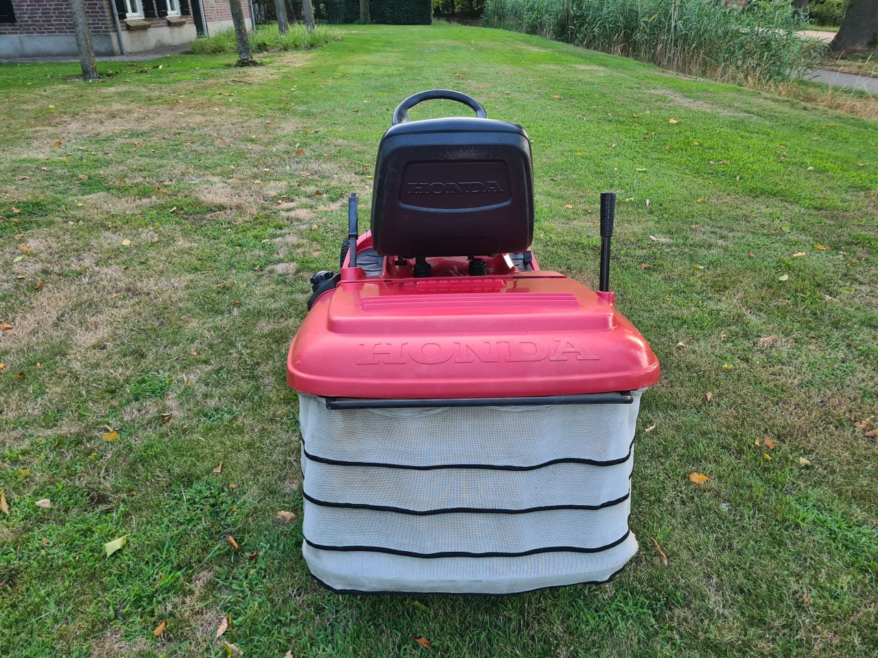 Honda HF 2417 zitmaaier met opvangbak.
