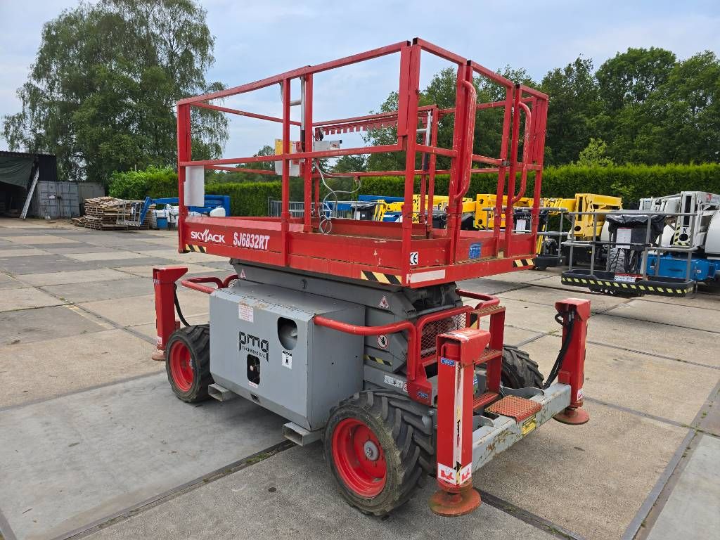 SkyJack SJ 6832 RT