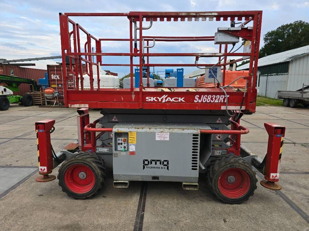 SkyJack SJ 6832 RT
