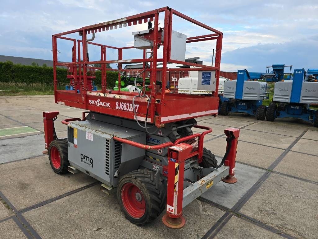 SkyJack SJ 6832 RT